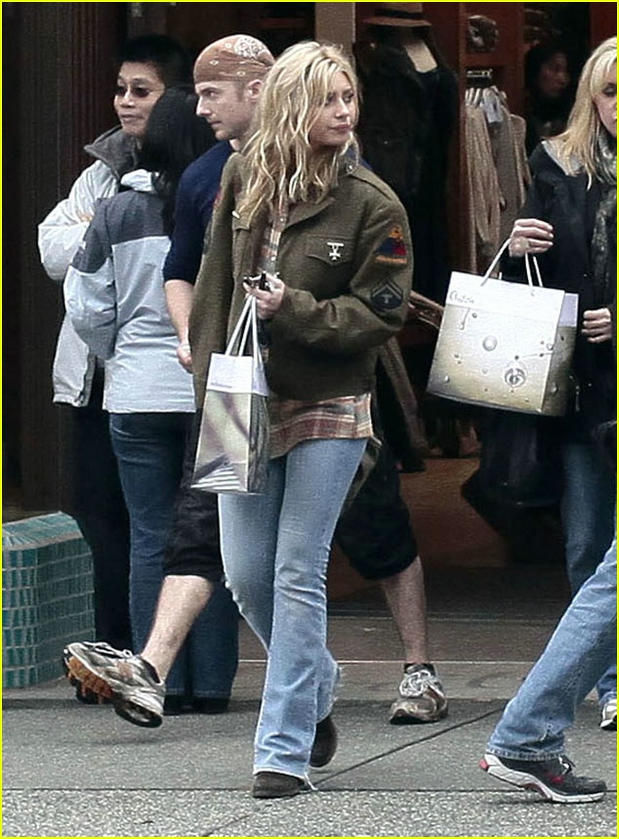 Aly & AJ Michalka: Aritzia Shopping with Mom Carrie!