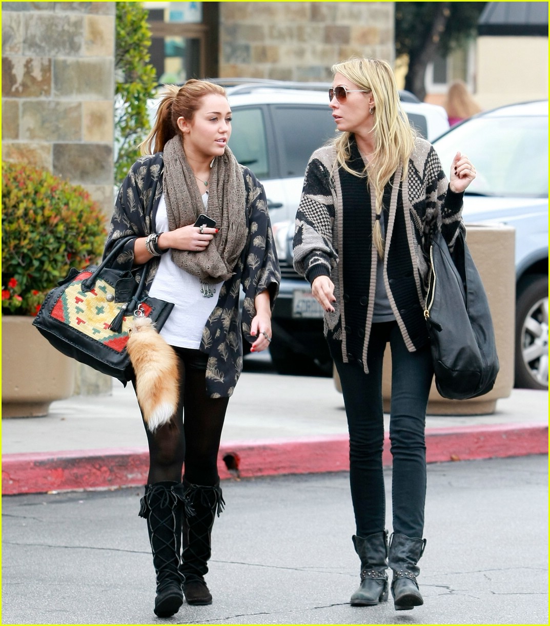 Miley Cyrus: Brunch at Bea Bea's with Mom Tish