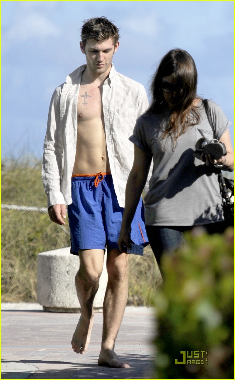 Alex Pettyfer: Beach Boy in Miami!