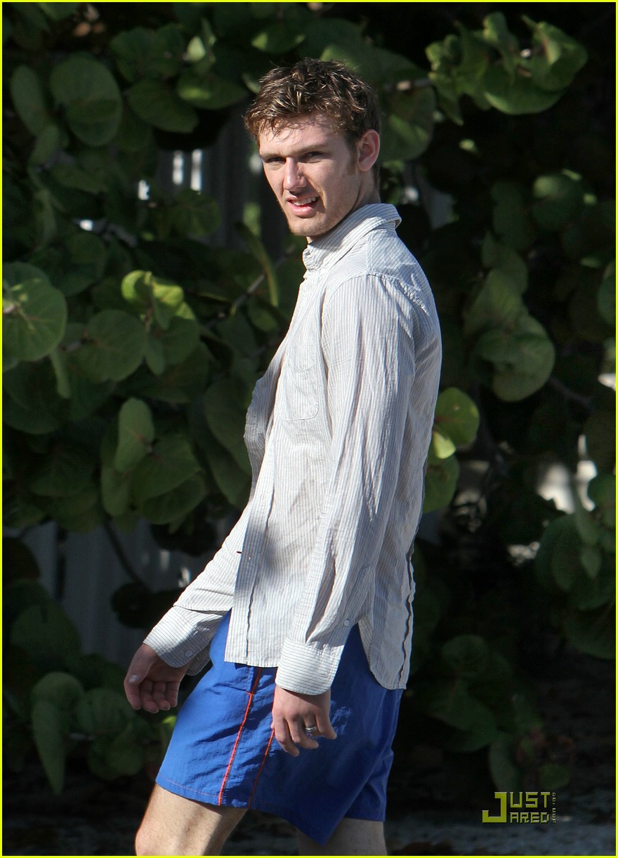 Alex Pettyfer: Beach Boy in Miami!