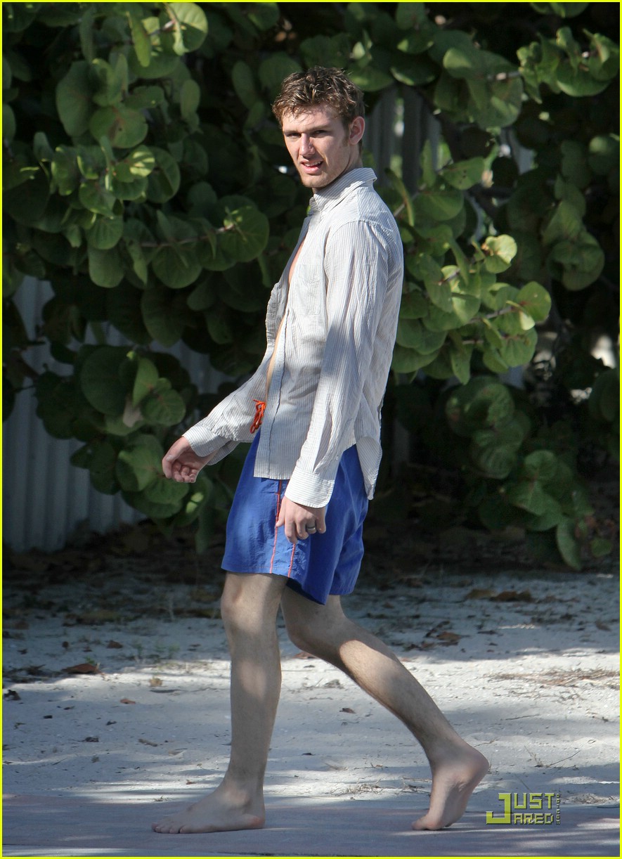 Alex Pettyfer: Beach Boy in Miami!