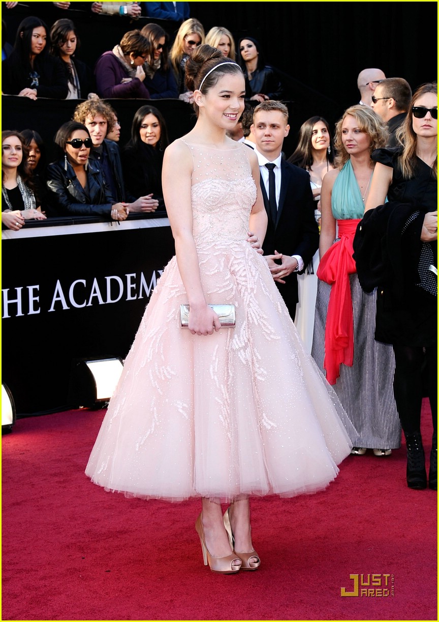 Hailee Steinfeld - Oscars 2011 Red Carpet