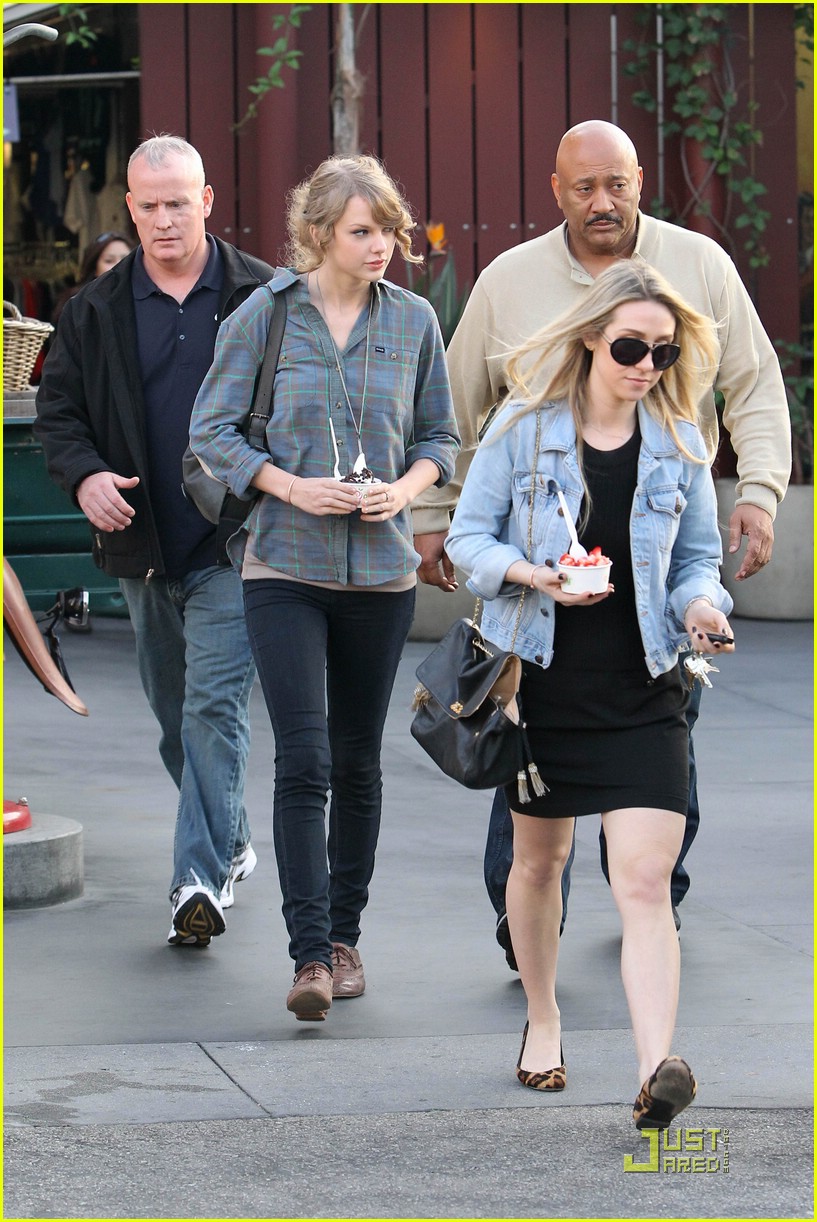 Taylor Swift is Pinkberry Pretty
