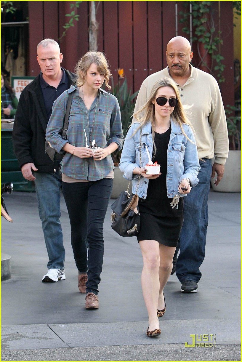 Taylor Swift is Pinkberry Pretty