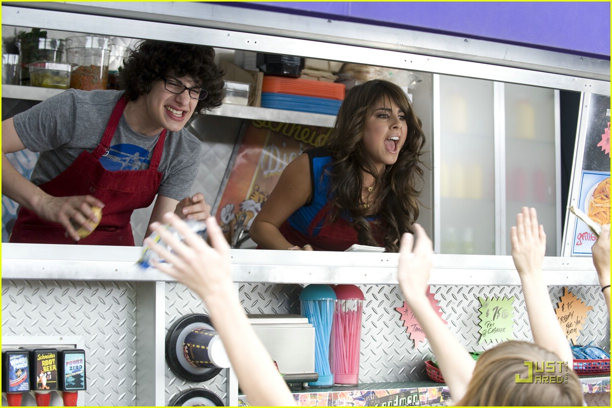 Victoria Justice & Elizabeth Gillies: Golfing Girls