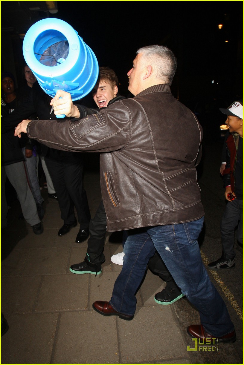 Justin Bieber & Willow Smith: Night Out in London!