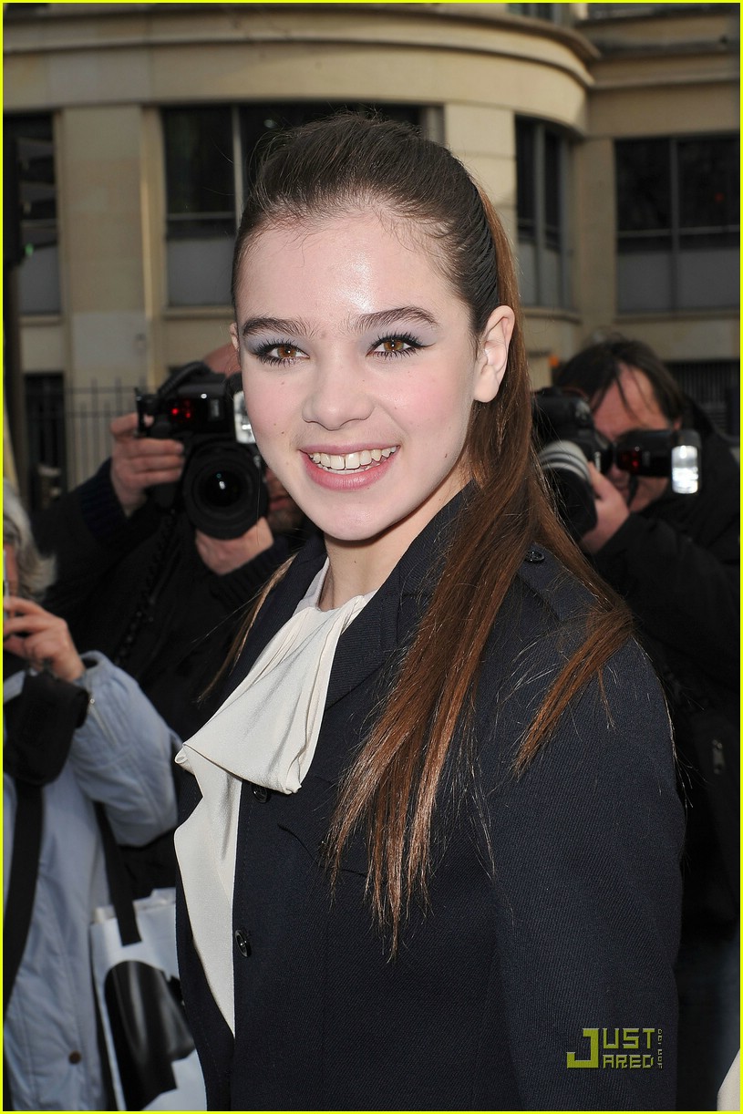 Hailee Steinfeld: Miu Miu Show in Paris!