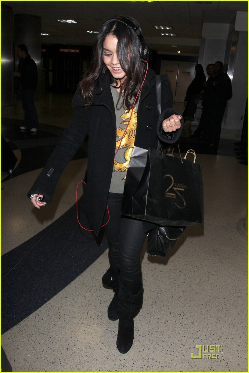 Vanessa Hudgens: Listening to Adele at LAX!