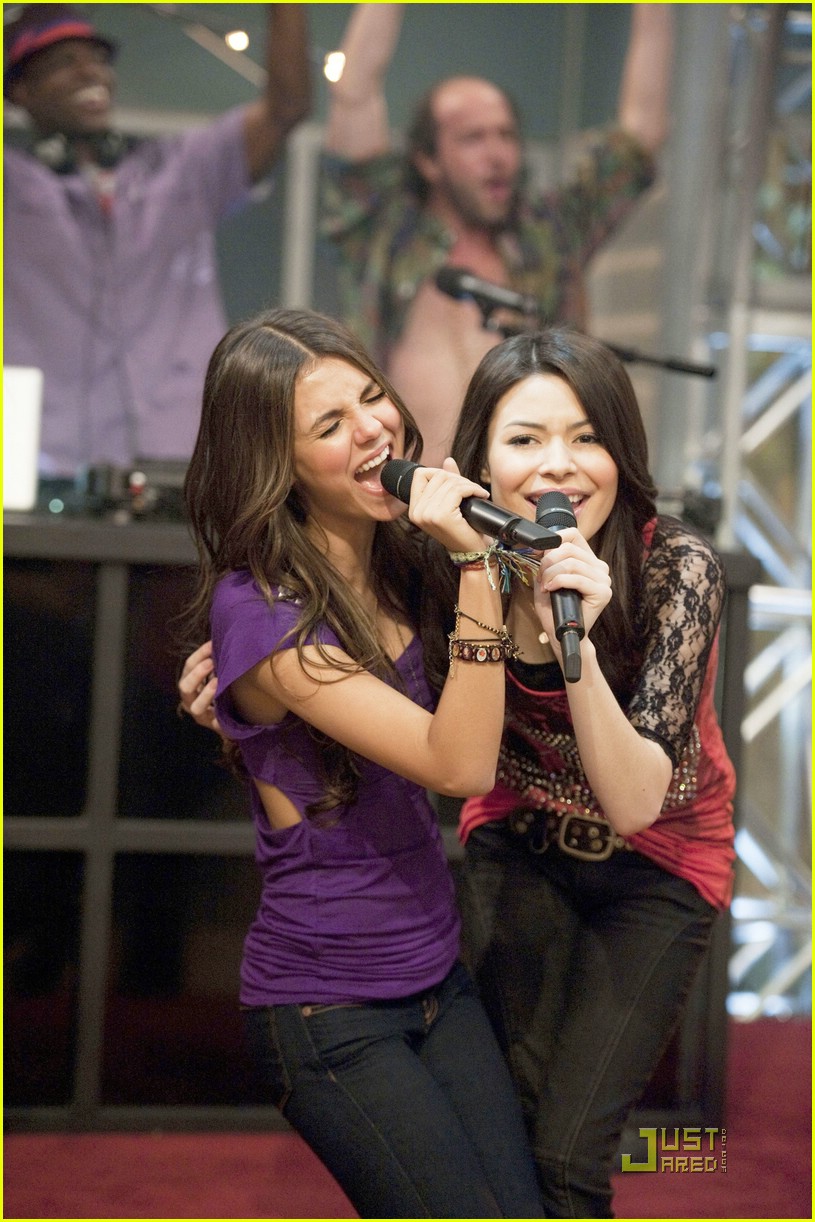 Miranda Cosgrove Parties with Victoria Justice!