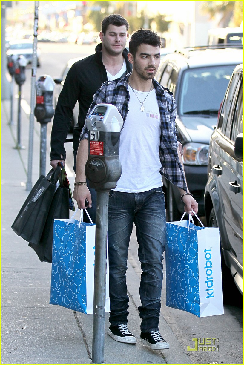 Joe Jonas: Kidrobot Shopping Spree!