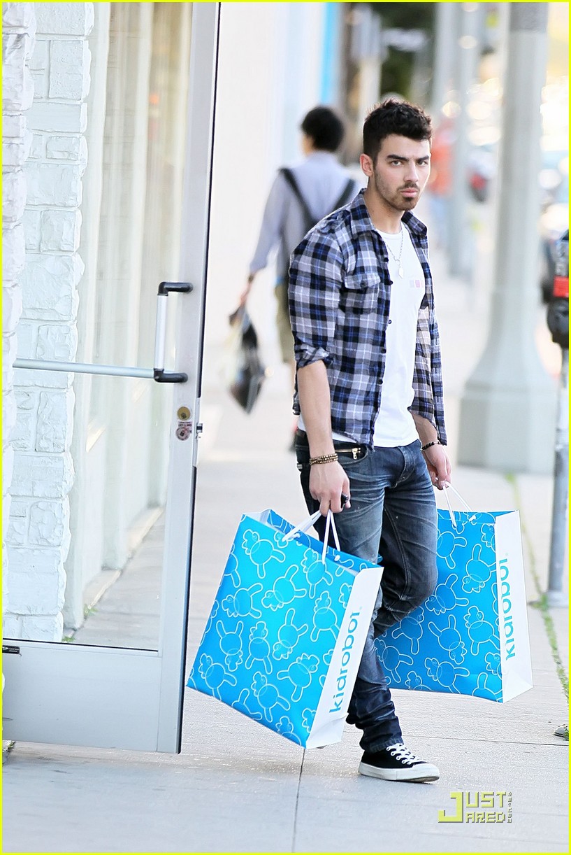 Joe Jonas: Kidrobot Shopping Spree!