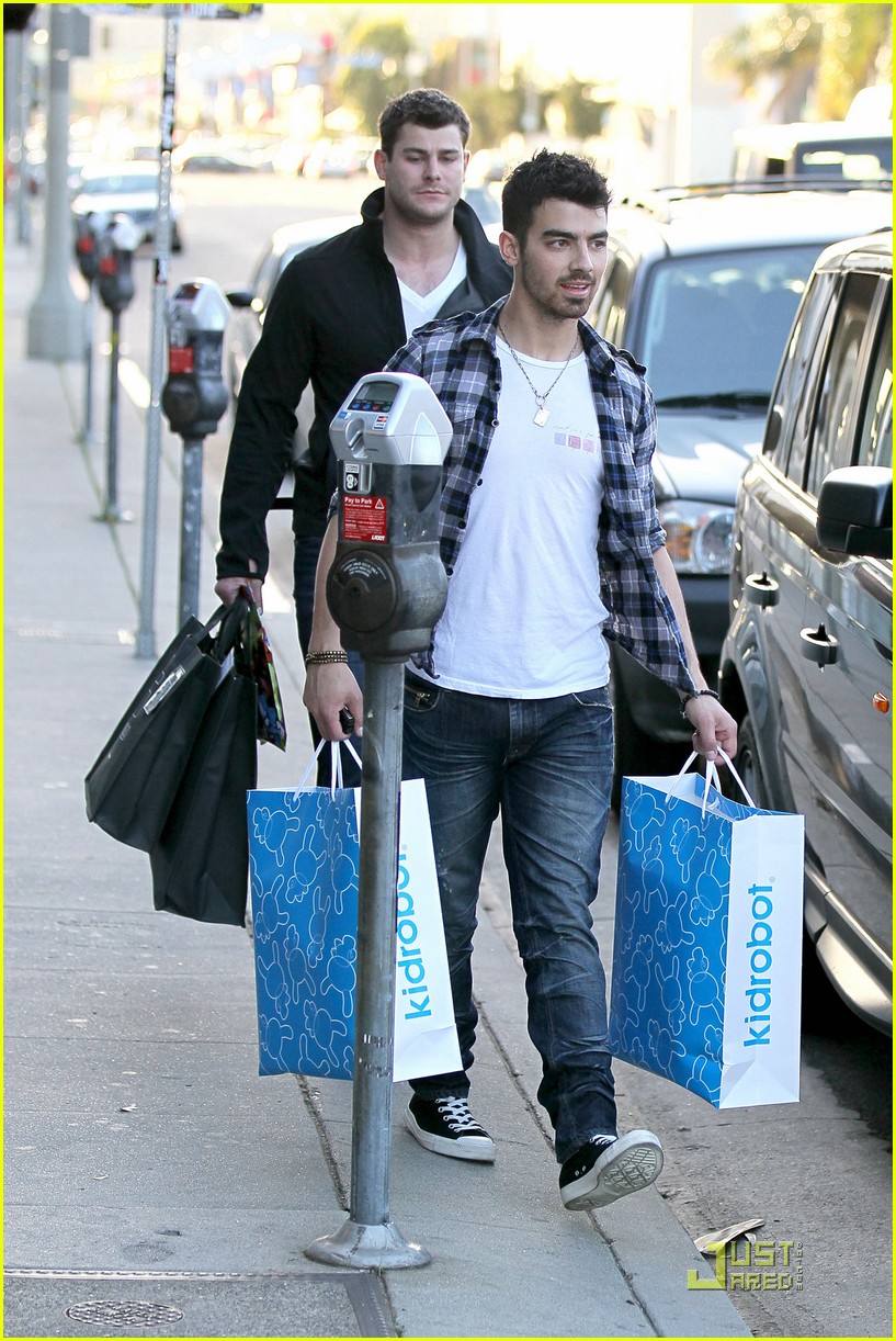 Joe Jonas: Kidrobot Shopping Spree!