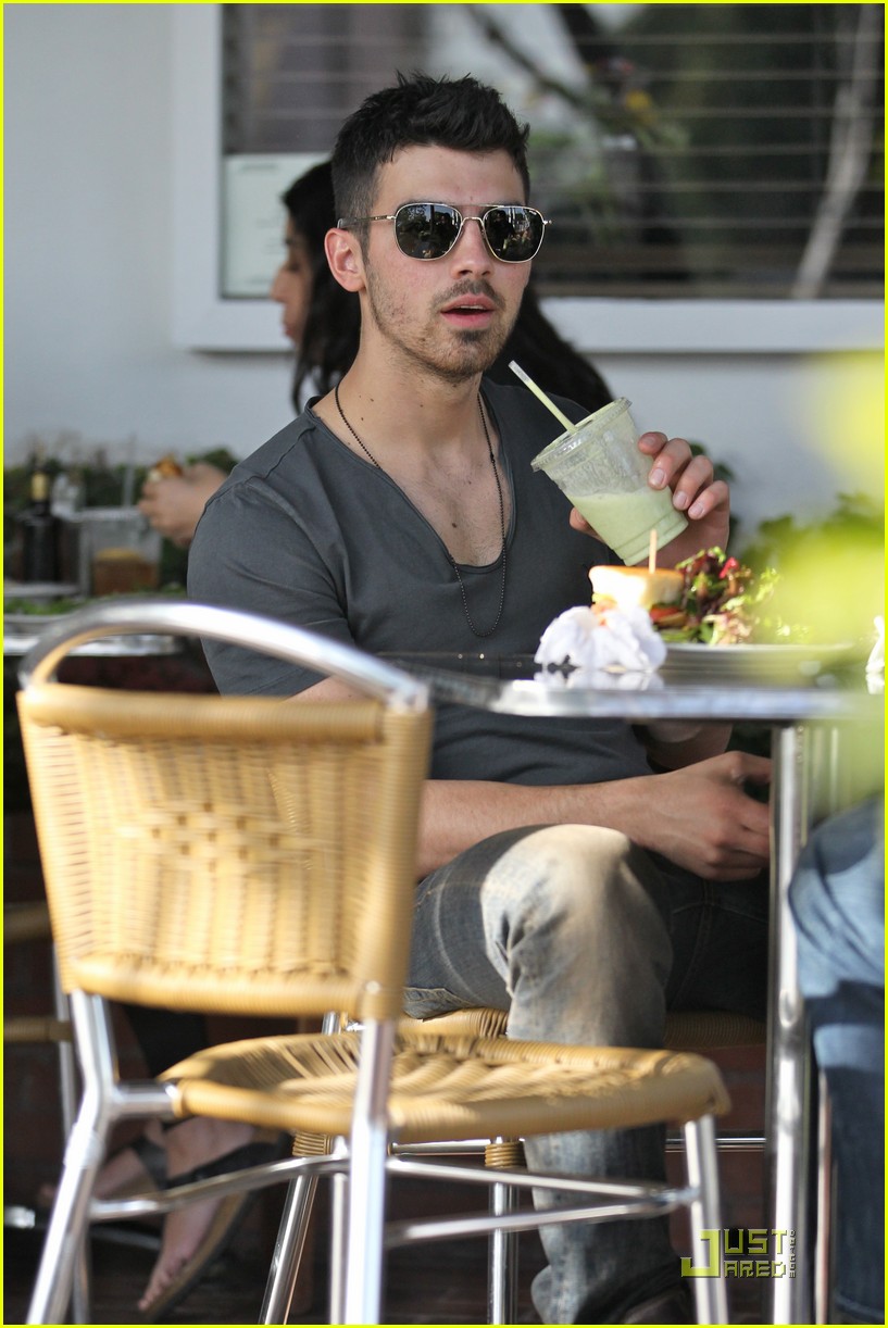 Joe Jonas: Smoothie, Salad & Sandwich!