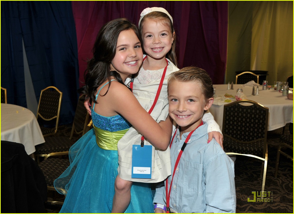 Bailee Madison: A Stellar Night Gala Hostess!