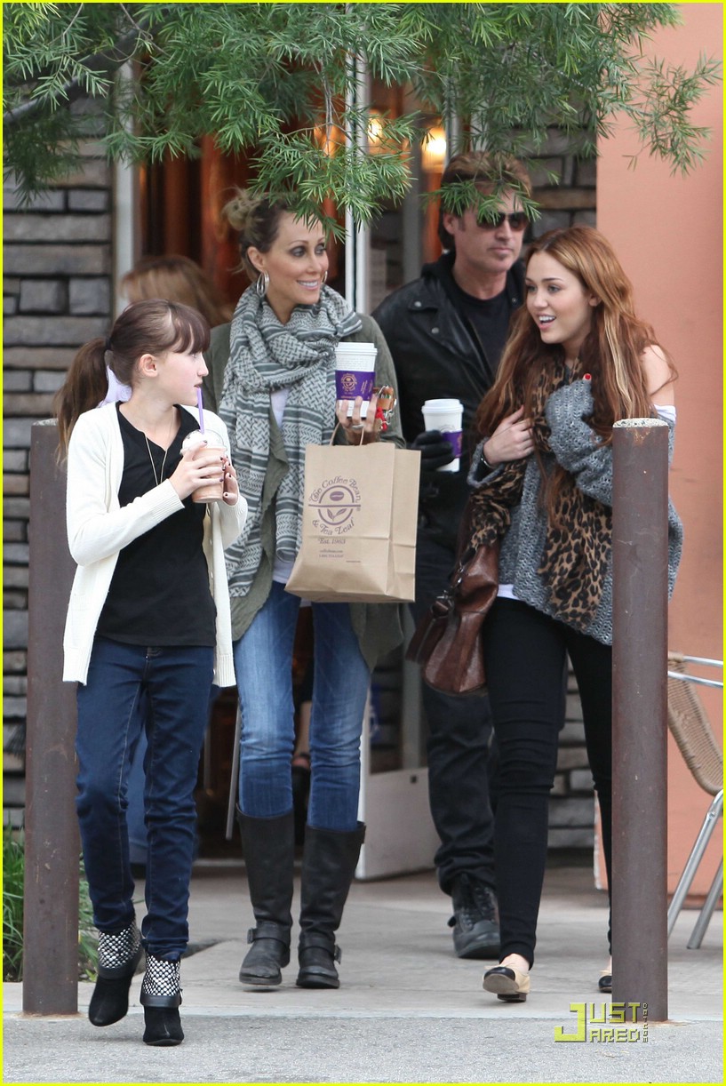 Miley Cyrus: Coffee Bean Family Outing