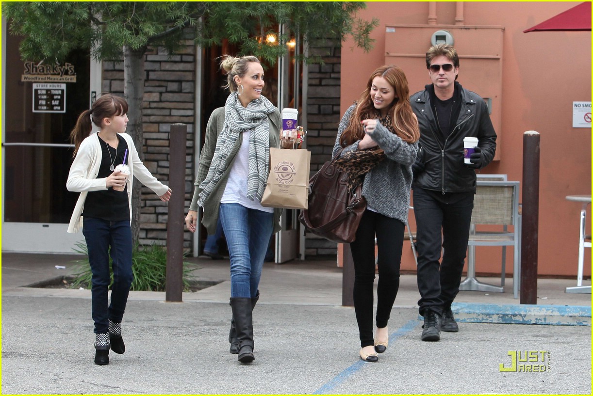 Miley Cyrus: Coffee Bean Family Outing