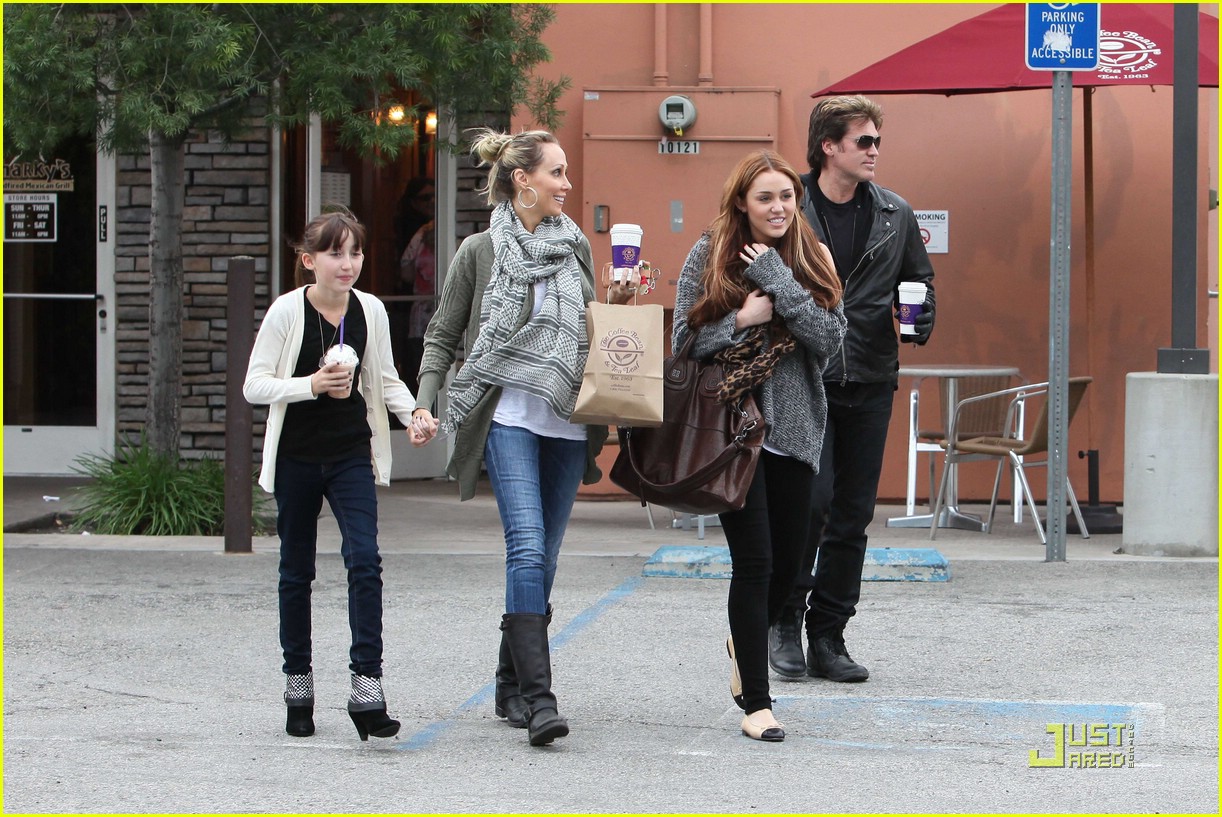Miley Cyrus: Coffee Bean Family Outing