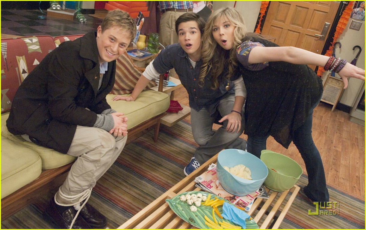Nathan Kress Turns Into A Vampire on 'iCarly' -- Really.