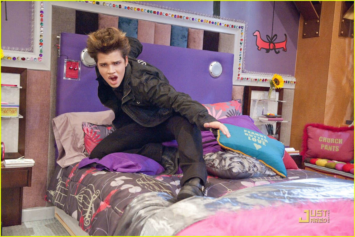 Nathan Kress Turns Into A Vampire on 'iCarly' -- Really.