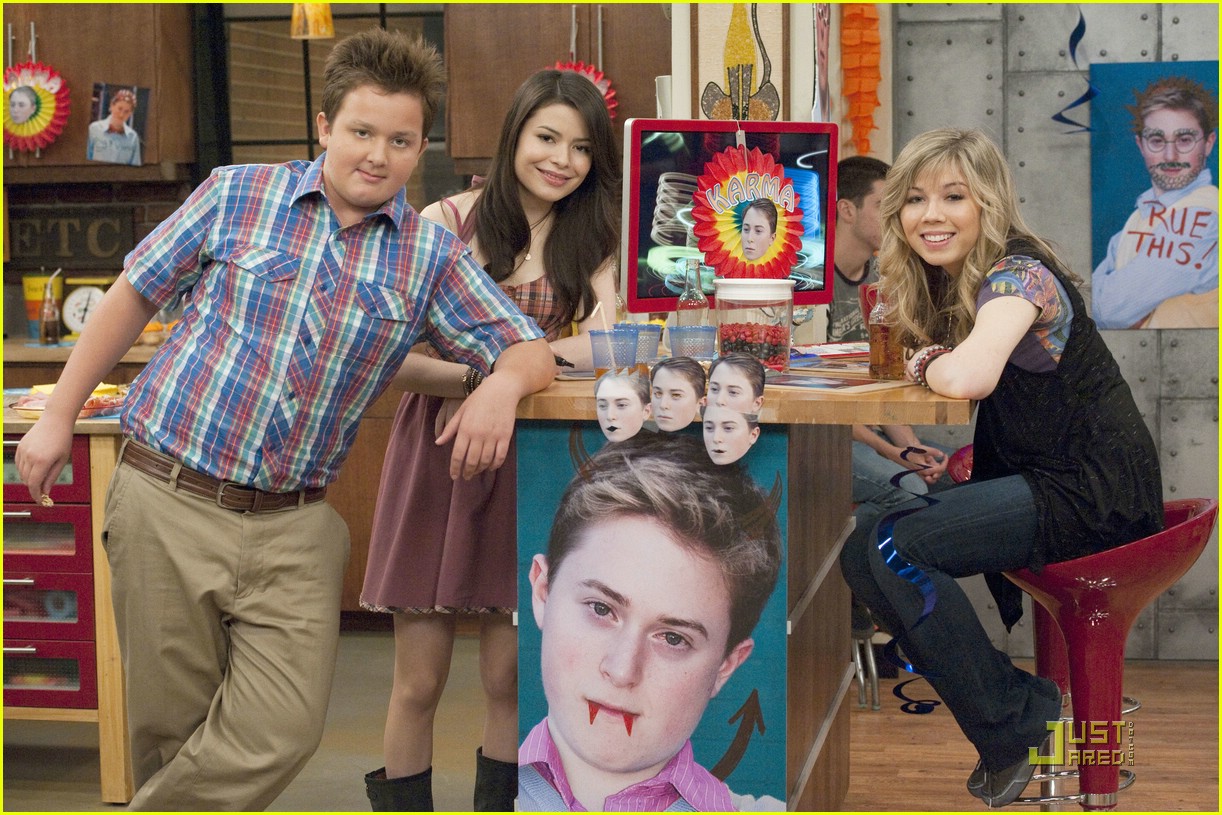Nathan Kress Turns Into A Vampire on 'iCarly' -- Really.