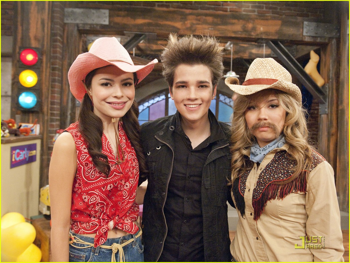 Nathan Kress Turns Into A Vampire on 'iCarly' -- Really.