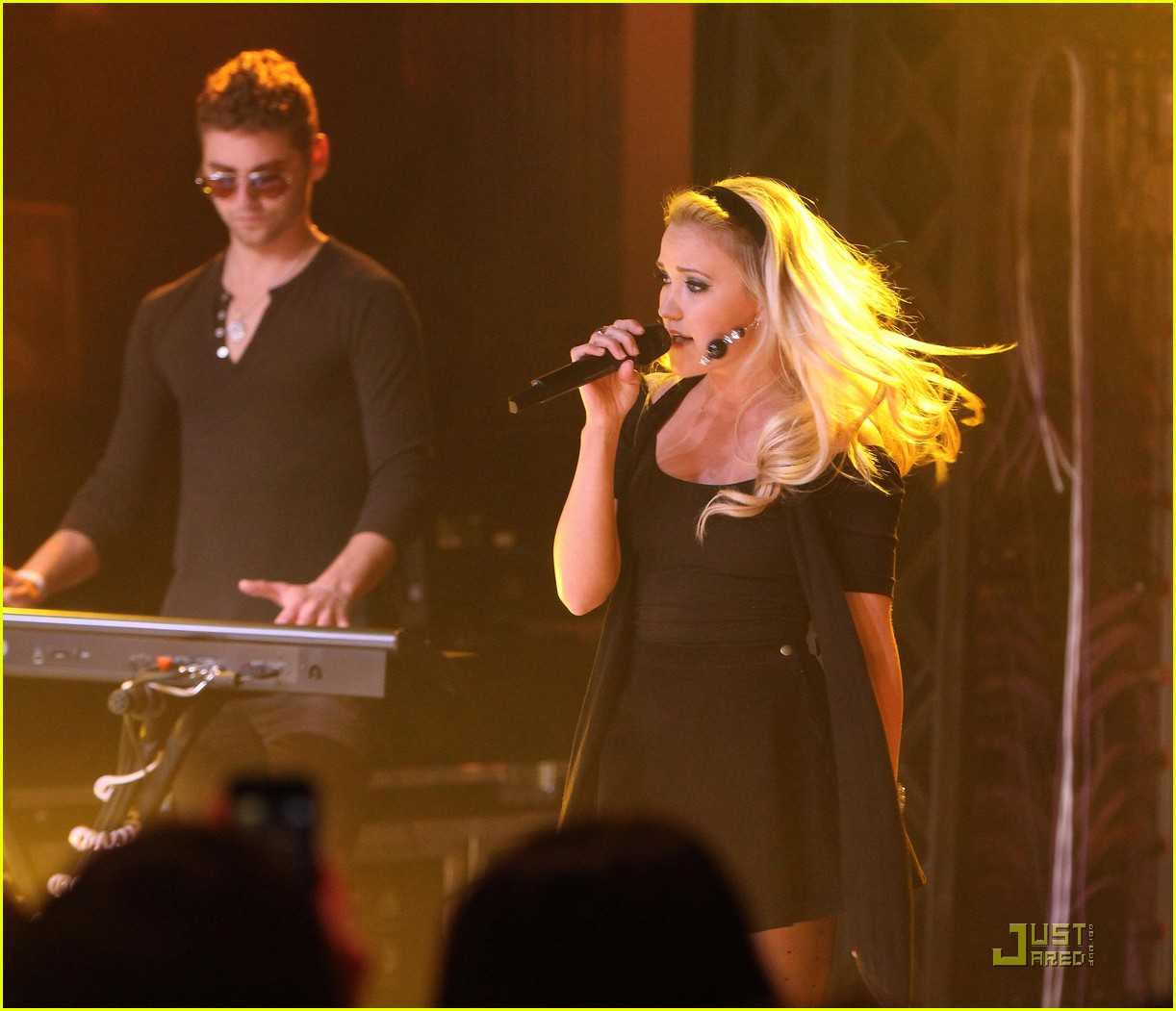 Emily Osment: MuchMusic Performer!