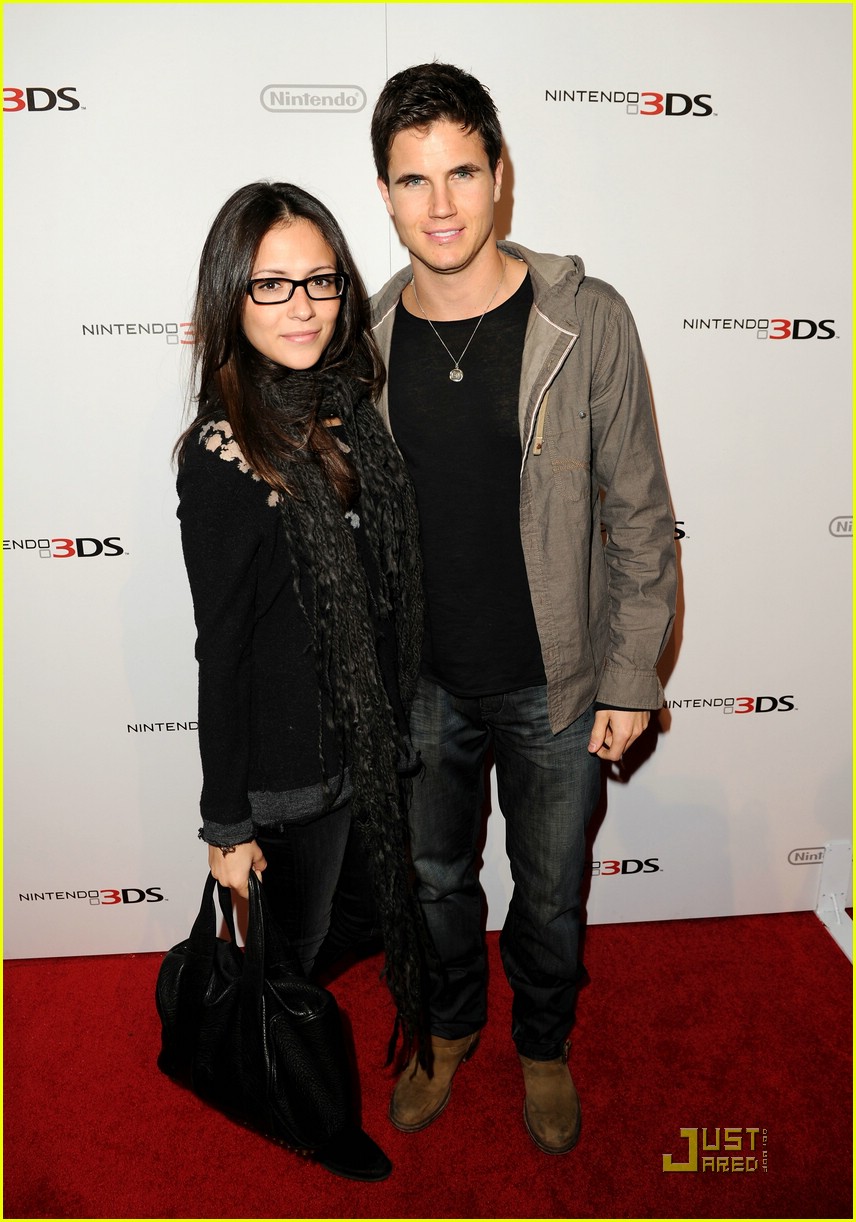 Robbie Amell: Nintendo Night with Italia Ricci!