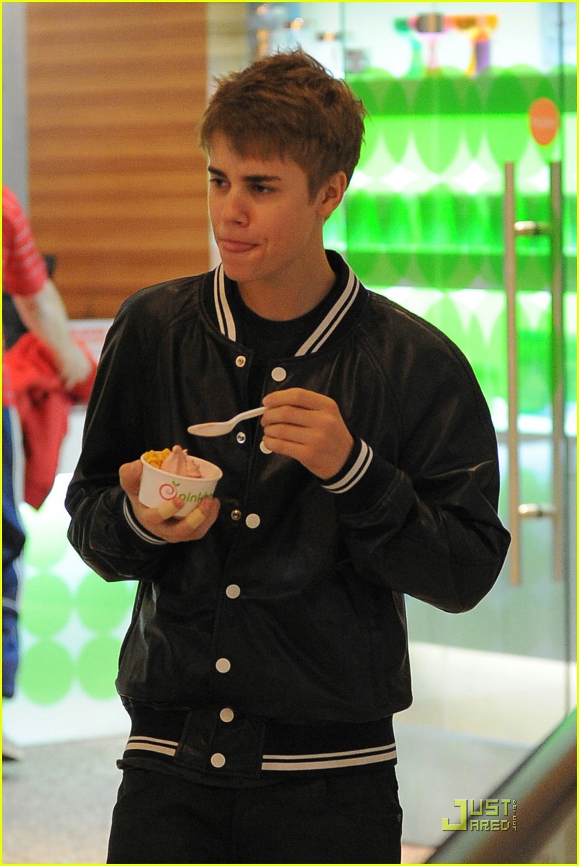 Selena Gomez: Happy Birthday Justin Bieber!