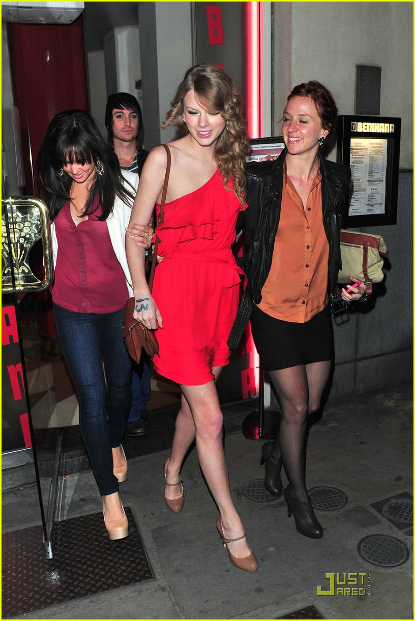 Taylor Swift: Antique Shopping Addict!