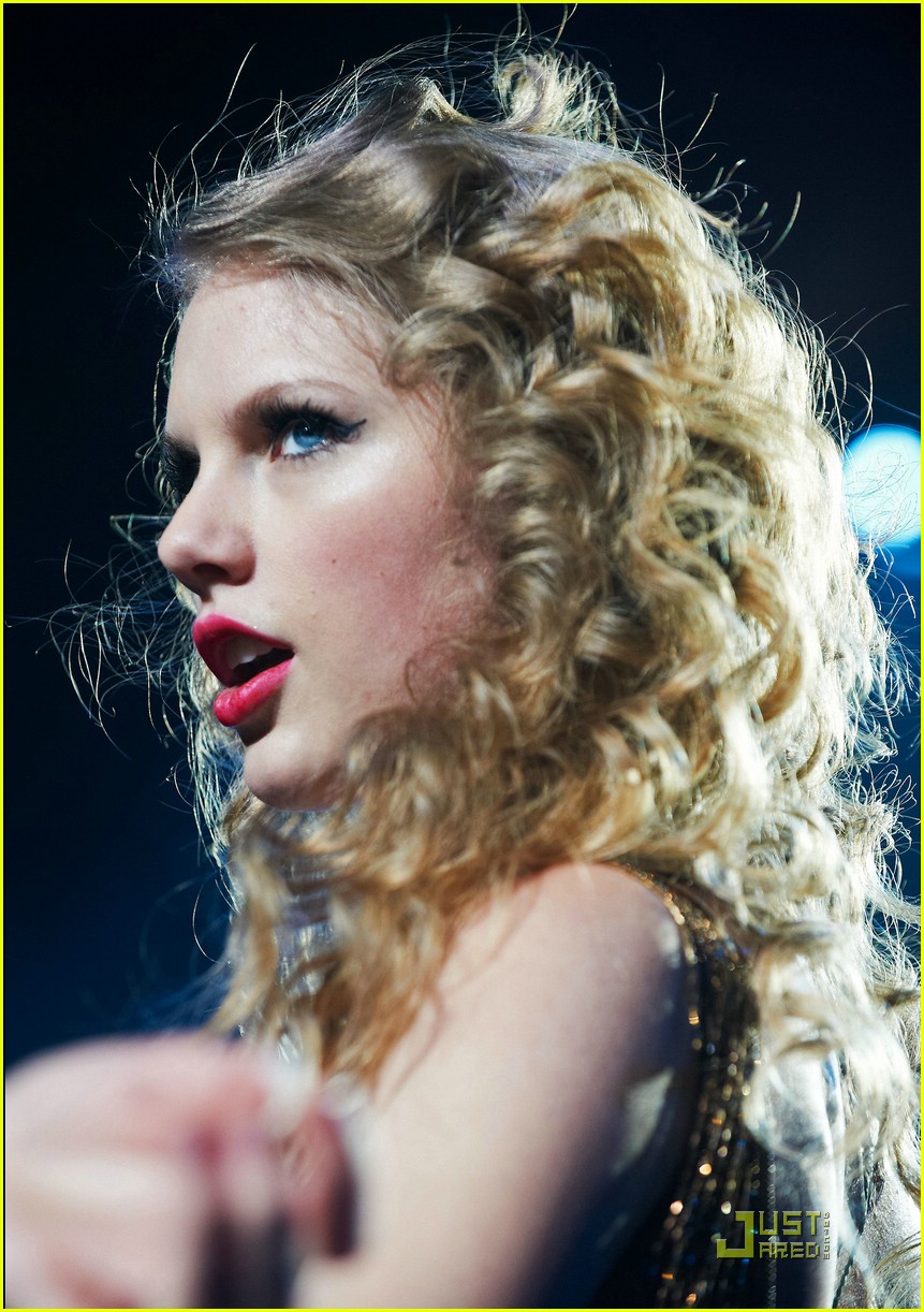 Taylor Swift's New Single -- 'Mean'!