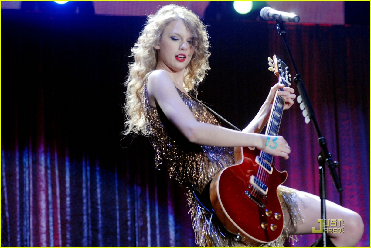 Taylor Swift: Metallic in Milan!