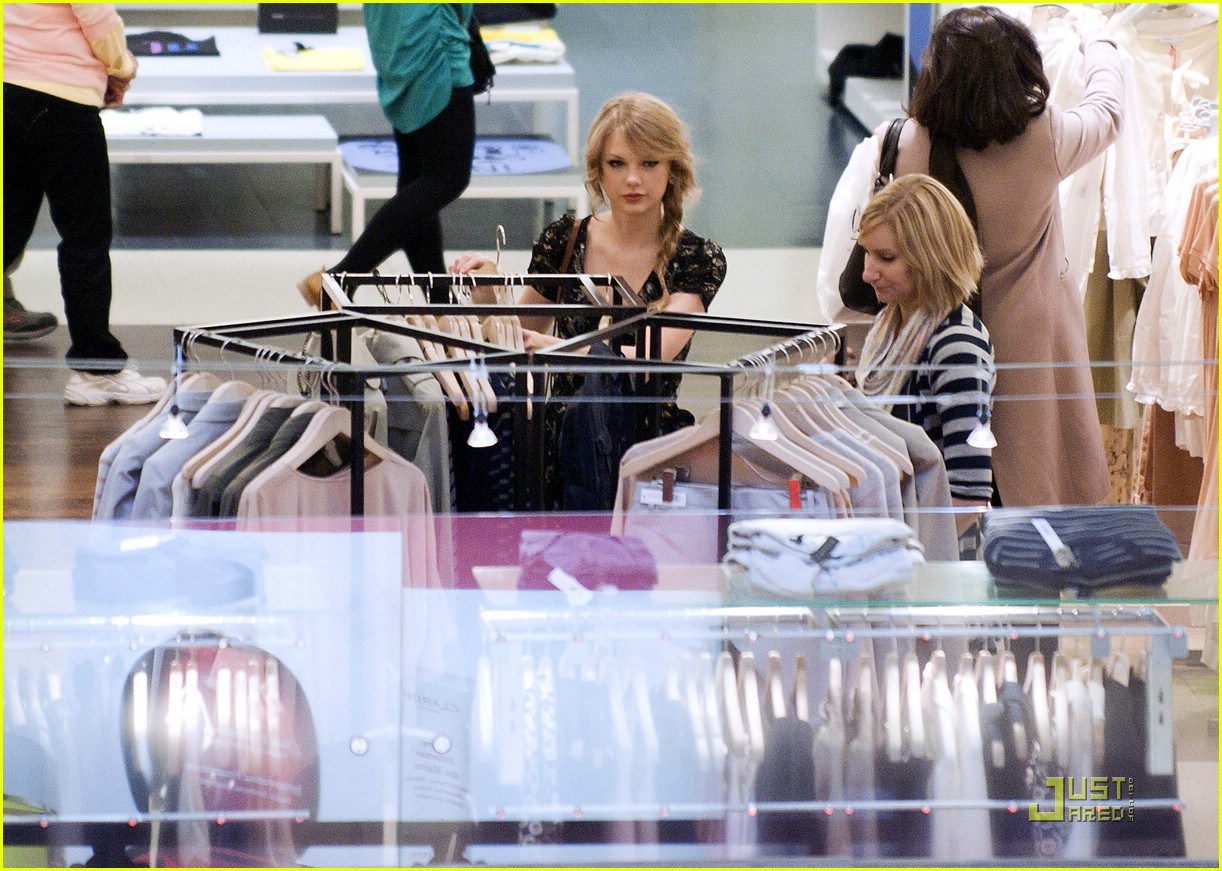 Taylor Swift: Paris Shopping Stop!