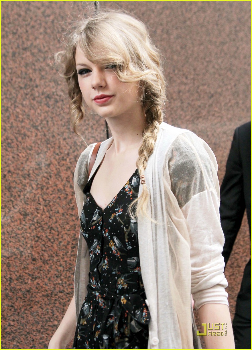 Taylor Swift: Paris Shopping Stop!