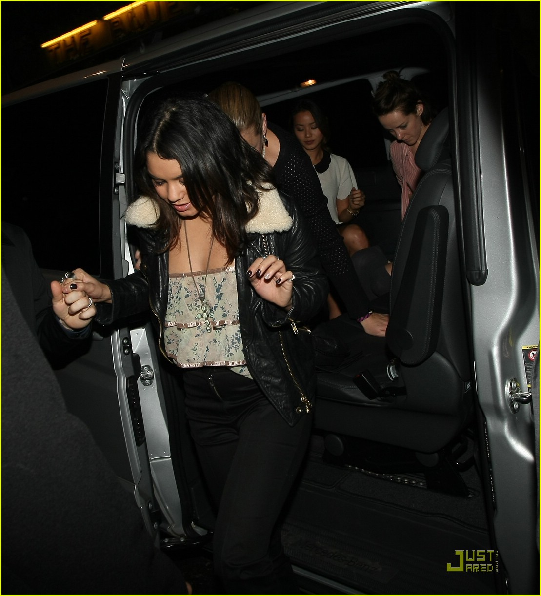 Vanessa Hudgens: Sucker Punch Dinner with Jamie & Jena!