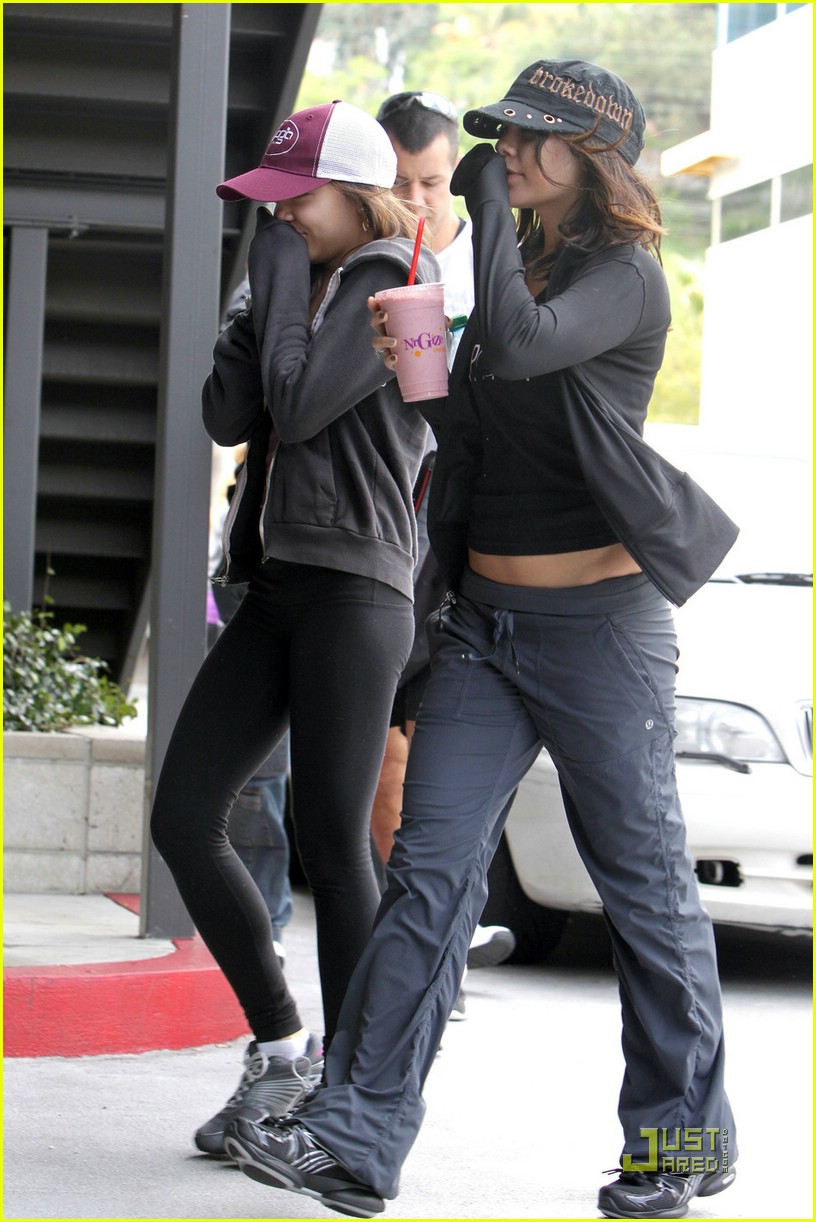 Vanessa & Stella Hudgens: Gym Before Premiere!