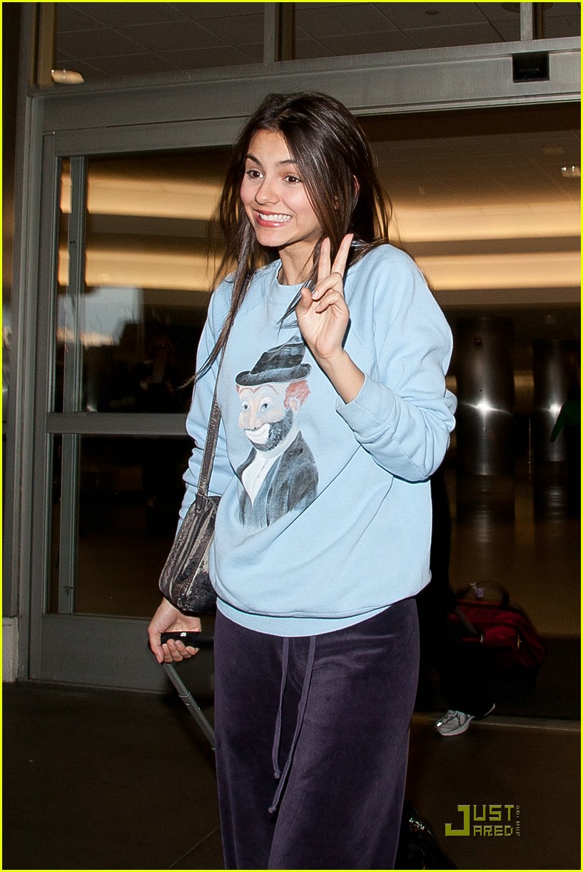 Victoria Justice: Fingerstache from Fans!