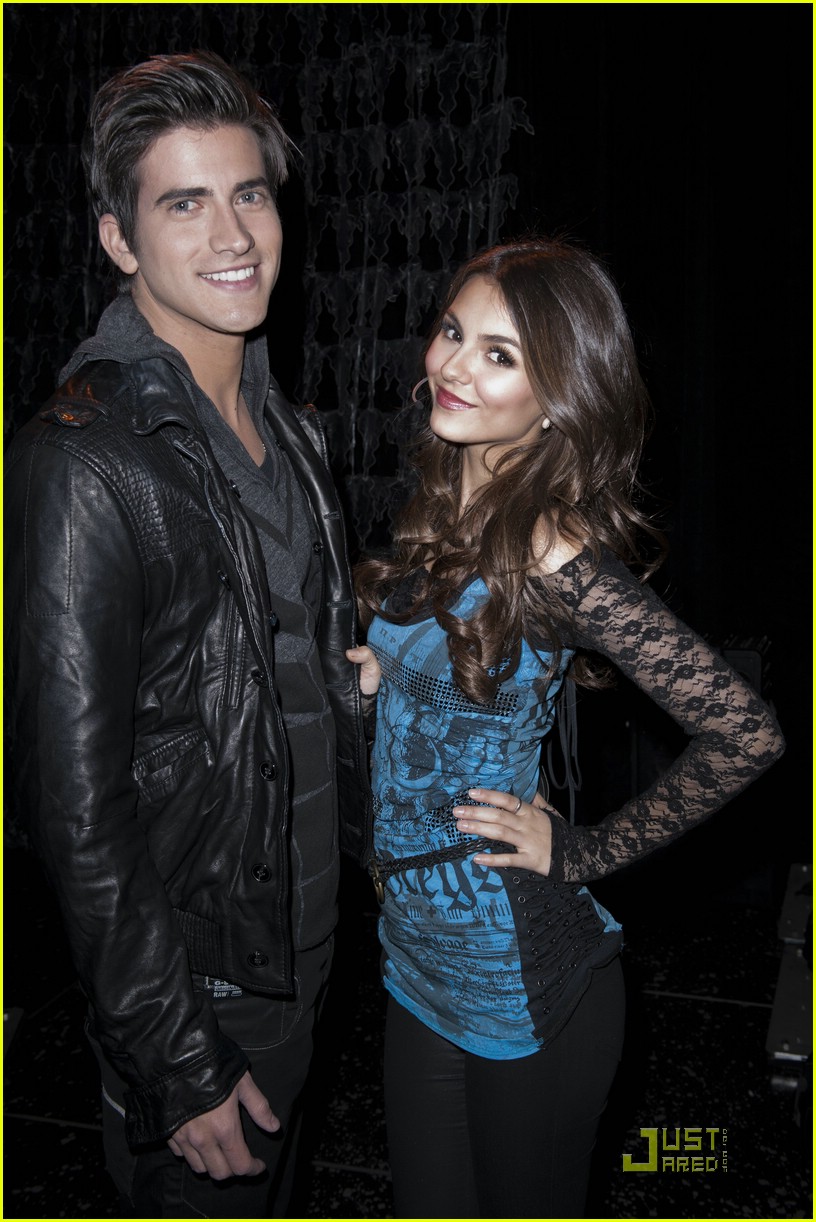 Victoria Justice Has Ryan Rottman 'Begging On His Knees'