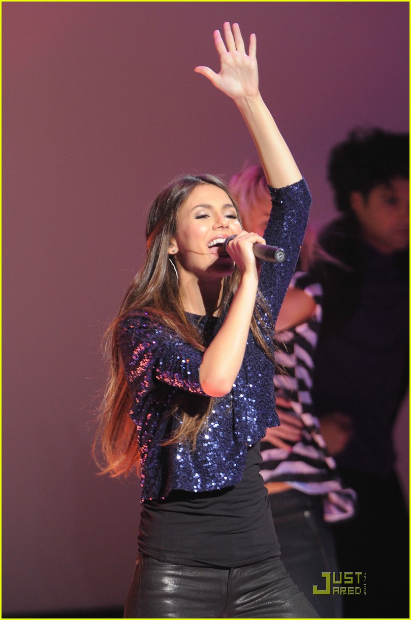 Victoria Justice to Perform 'Begging On Your Knees' at KCAs!