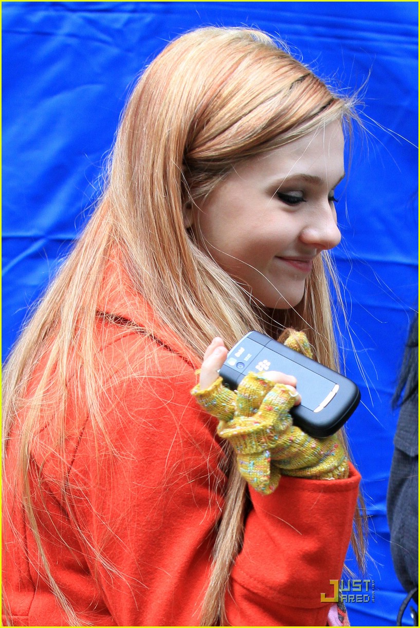 Abigail Breslin Goes Blonde for 'New Year's Eve'!