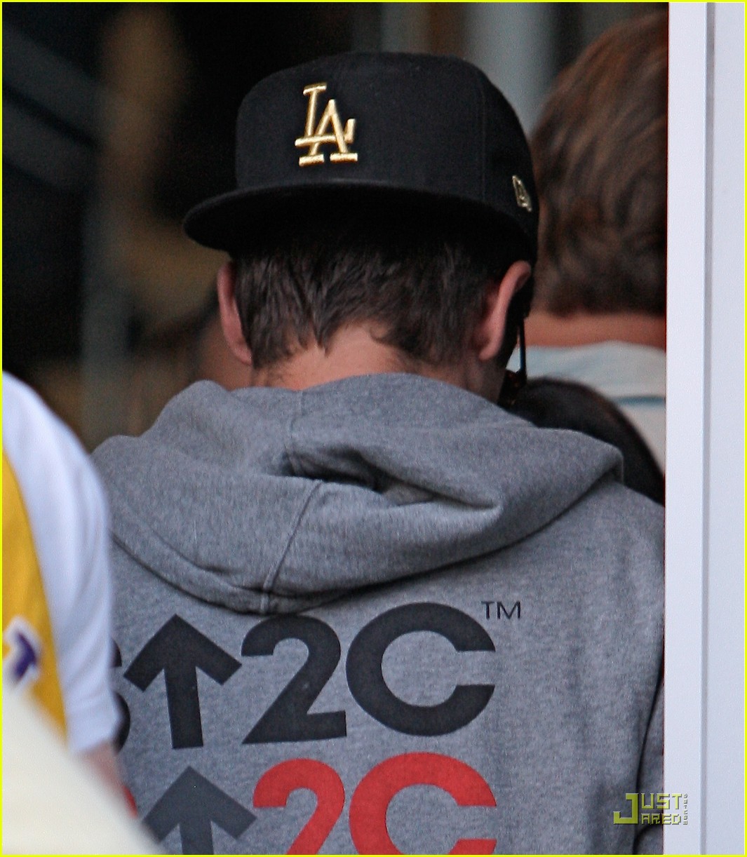 Zac Efron 'Stands Up' for the Lakers