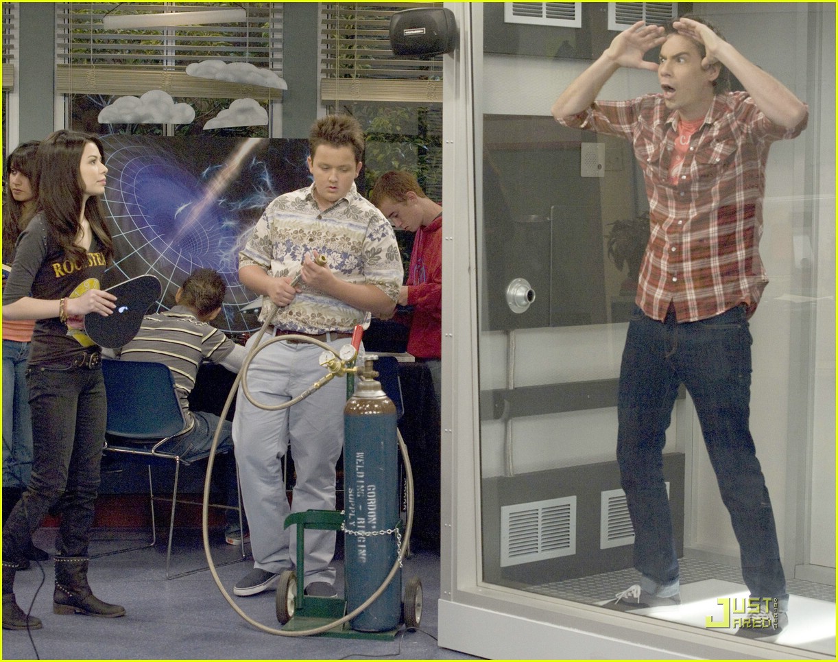 Jennette McCurdy vs. Nathan Kress: Arm Wrestle Winner!