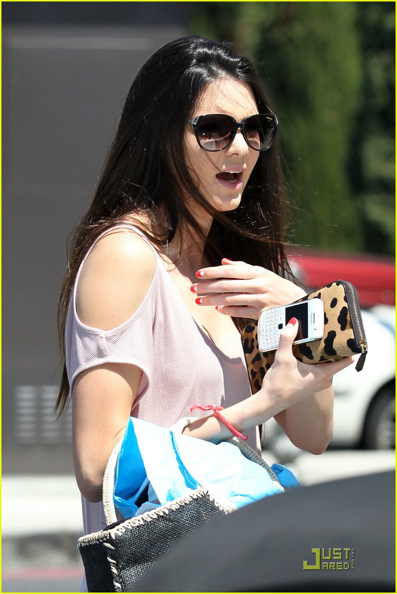 Kendall & Kylie Jenner: Summer Shopping Spree!