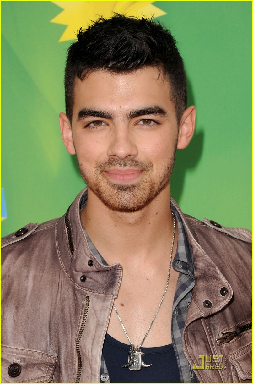 Joe Jonas - KCA 2011 Orange Carpet with Frankie!