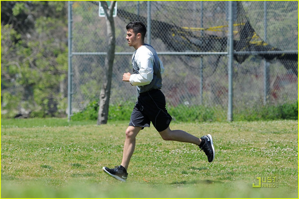 Joe Jonas: Push-ups at the Park!