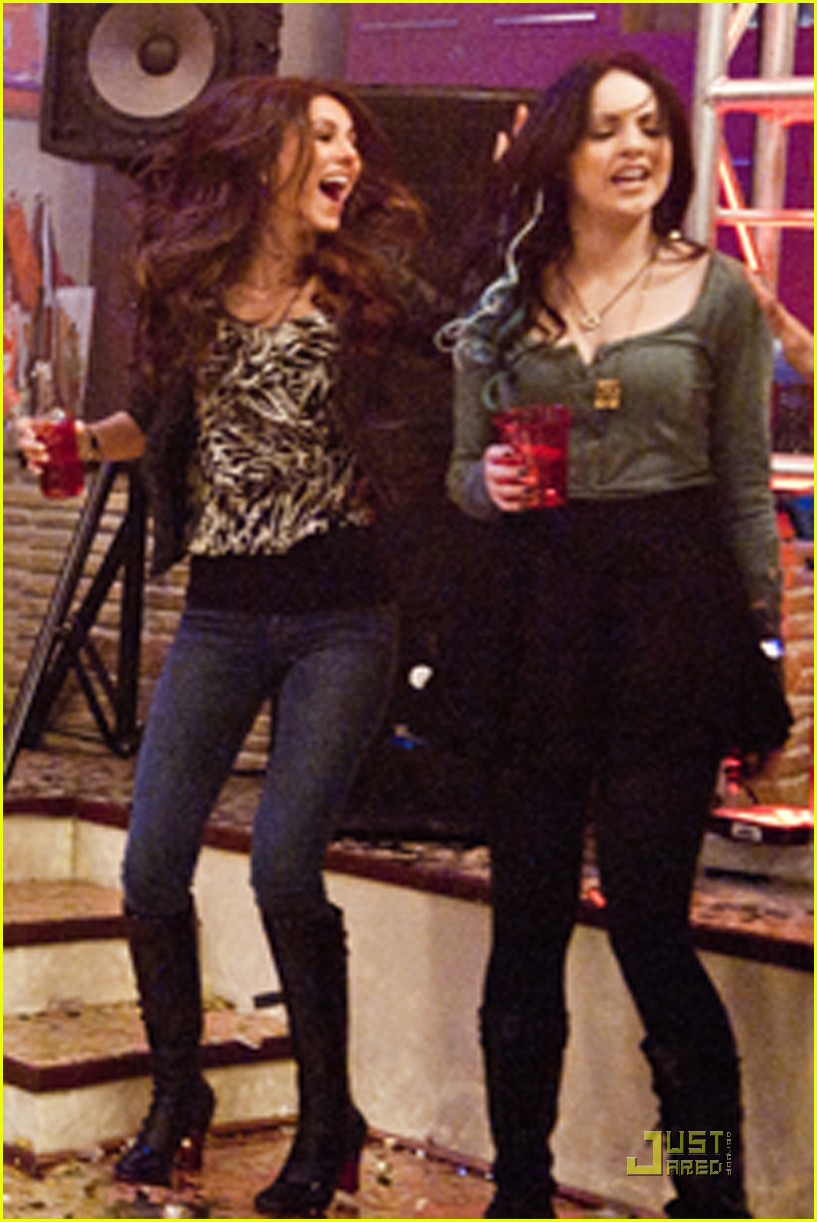 Ke$ha Guest Stars on Victorious!