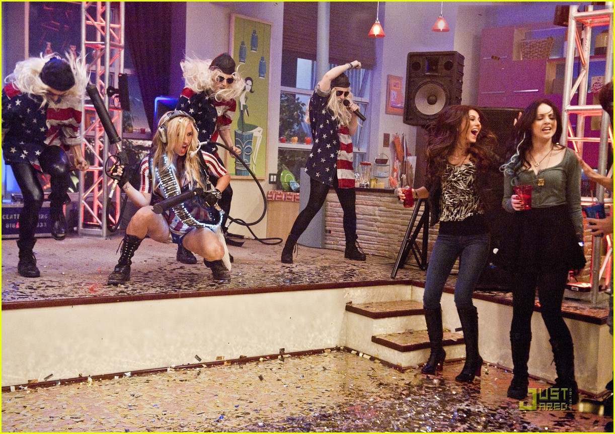 Ke$ha Guest Stars on Victorious!