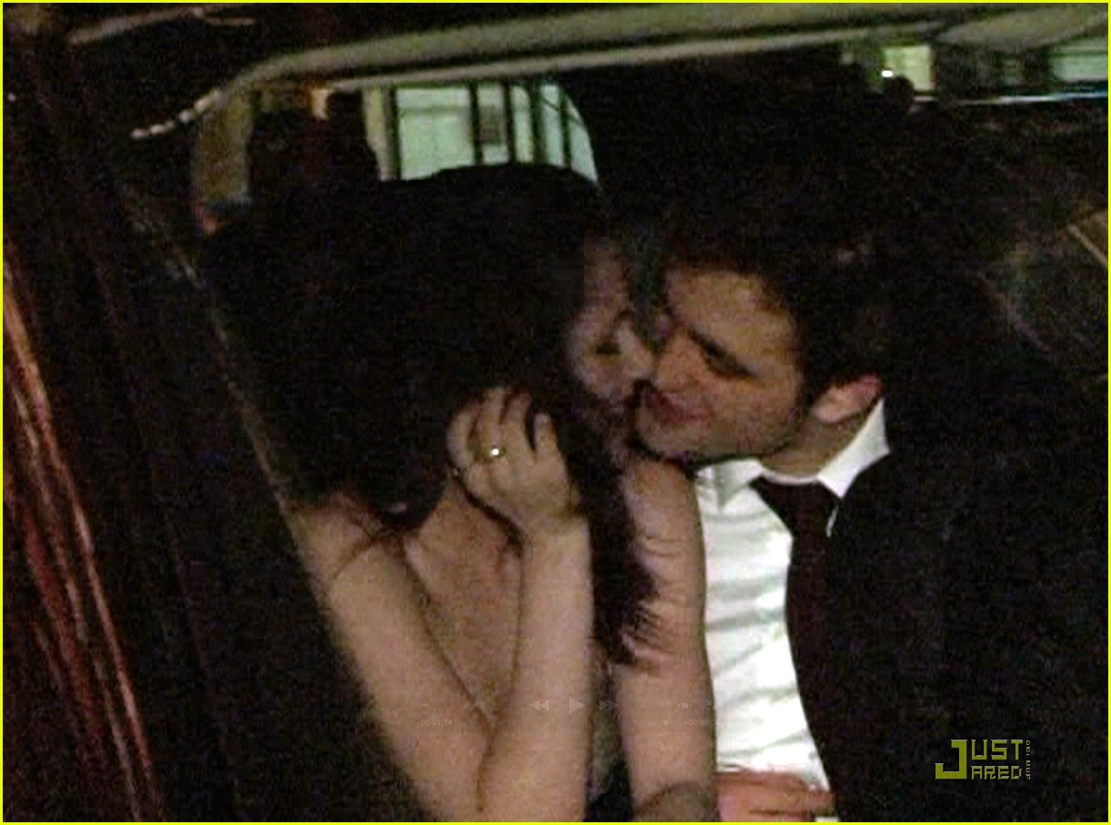 Robert Pattinson & Kristen Stewart: Backseat Besos