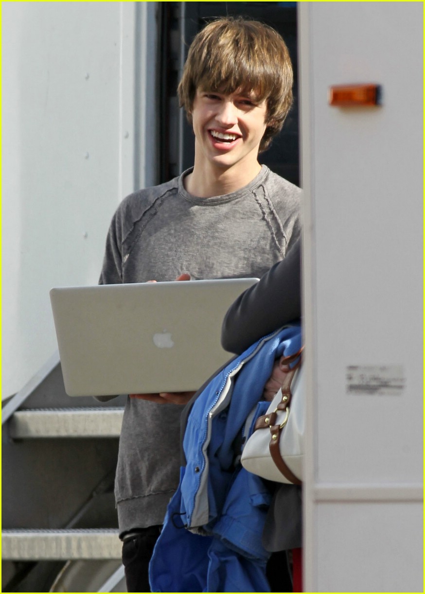 Sarah Hyland & Matt Prokop: 'Geek Charming' Hugs!