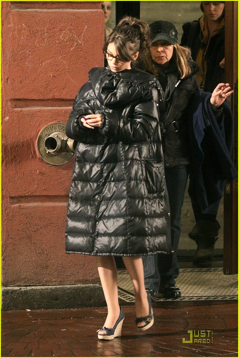 Sarah Hyland & Matt Prokop: 'Geek Charming' Set Kisses
