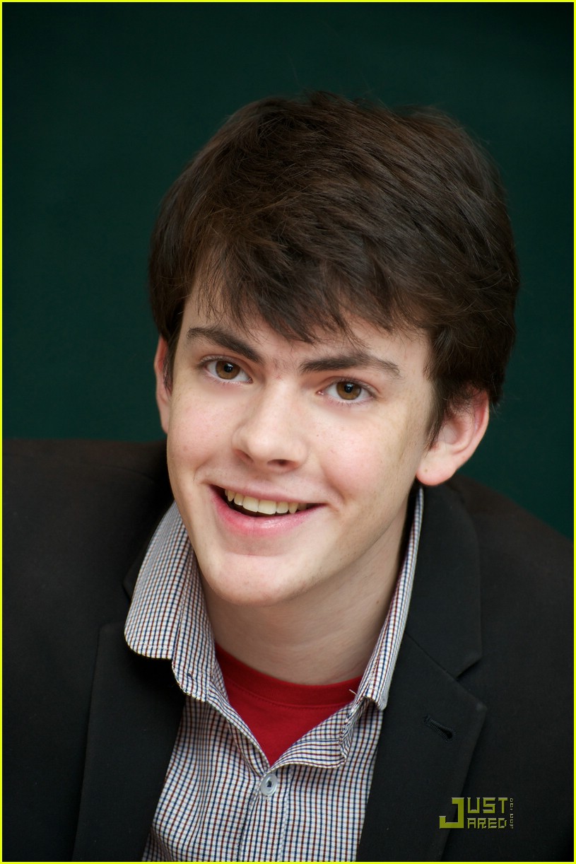 Skandar Keynes: 'Voyage of the Dawn Treader' DVD Clip!